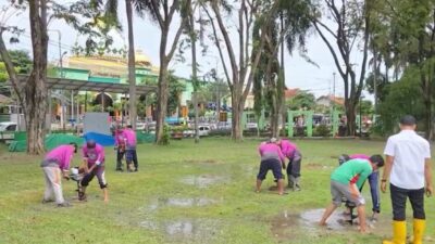 Kendalikan Air Limpasan, DLH Bojonegoro Buat Lubang Resapan Biopori di Alun – alun