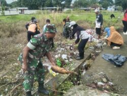 Dukung Gerakan Indonesia Asri, Babinsa Kodim Bojonegoro dan Masyarakat Karya Bakti Serentak Membersihkan Lingkungan