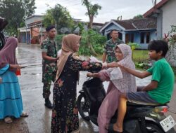Ramadhan Penuh Berkah, Babinsa dan Persit Koramil Kedewan Bojonegoro Bagikan Takjil