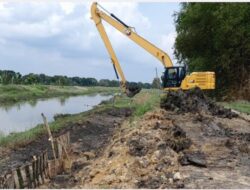 PU SDA Bojonegoro Selesaikan Penanganan Bantaran Sungai Yang Longsor di Kapas