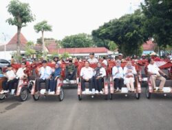 Bersama Kepala OPD, Bupati dan Wakil Bupati Bojonegoro Naik Becak Listrik Bantuan dari Presiden Prabowo Subianto