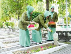 Persit KCK Kodim 0813 Bojonegoro Laksanakan Ziarah  dan Tabur Bunga