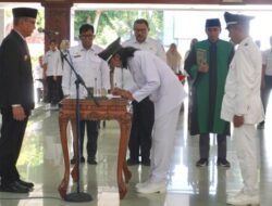 Bupati Bojonegoro Lantik Dua Kades PAW di Pendopo Malowopati, Dorong Percepat Pembangunan Desa
