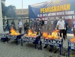 Bupati Bojonegoro Hadiri Pemusnahan Jutaan Batang Rokok llegal di Bea Cukai