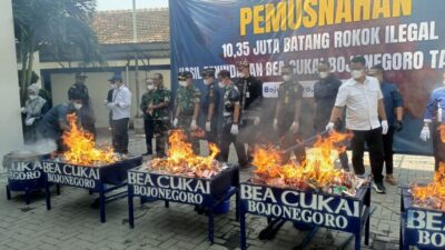 Bupati Bojonegoro Hadiri Pemusnahan Jutaan Batang Rokok llegal di Bea Cukai