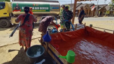 TNI Hadir di Tengah Kekeringan, Kodim Bojonegoro Salurkan Ribuan Liter Air Bersih untuk Warga